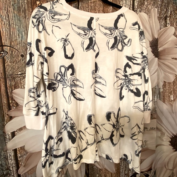 LulaRoe Cozy Kate 3/4 Sleeve Shark-bite T - Picture 3 of 5